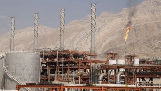 Iran tăng doanh thu dầu mỏ sau khi xung đột bùng phát, eo biển Hormuz tác động nguồn cung, giá dầu thế giới biến động