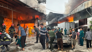 Cháy lớn xưởng bánh kẹo gần 1000 m2 ở Hà Nội: Lửa bốc cao ngút, lính cứu hỏa căng mình dập lửa