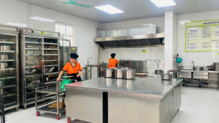 Sau vụ 300 tấn thịt lợn bệnh, hơn 2.900 trường học Hà Nội khẩn cấp rà soát nguồn thực phẩm bán trú