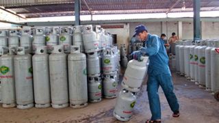 Giá gas tăng từ 1/4, bình 12kg tăng 90.000 đồng, người dân có xu hướng chuyển sang bếp điện