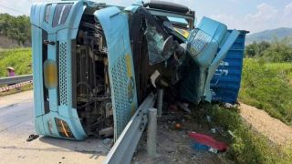 Hiện trường xe container lấn làn đè bẹp xe máy khiến 3 người tử vong thương tâm