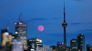 Tối nay 1/4 'Trăng hồng' xuất hiện tại Việt Nam: Lưu ý thời gian và địa điểm xem ở cả 3 miền!