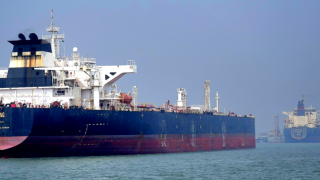 Giá dầu bật tăng mạnh sau cảnh báo không kích Iran của ông Trump