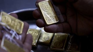 Giá vàng thế giới tăng vọt rồi lùi sâu xuống dưới 4.700 USD/ounce sau vài giờ, dự báo tiếp tục biến động 