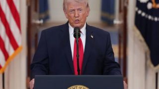 Ông Trump tuyên bố có thể mở eo biển Hormuz và kiếm ‘khoản tiền khổng lồ’