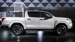 Toyota chính thức ra mắt ‘vua bán tải’ mới 'chơi tới bến' Ford Ranger và Mitsubishi Triton, giá mềm