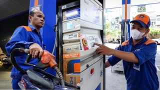 Cập nhật giá xăng dầu hôm nay: Giá dầu thế giới tăng dựng đứng, dự báo sẽ còn biến động lớn