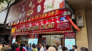 Giá vàng 'lao dốc', người Hà Nội xếp hàng dài đi mua: Bảo Tín Minh Châu vẫn bán nợ vàng?