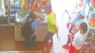 Nam sinh lớp 7 ở Huế bị chủ quán tạp hóa đánh tới tấp vì không đủ tiền mua kem: Gia đình nạn nhân lên tiếng