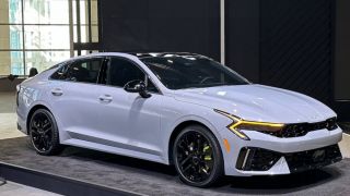 Nhận ưu đãi khủng, giá lăn bánh Kia K5 đầu tháng 4/2026 giảm cực sốc, rẻ ‘át vía’ Toyota Camry