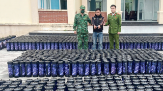 Quảng Ninh: Bắt quả tang đò sắt chở hơn 1.300 bình khí cười, 4 người bị khởi tố