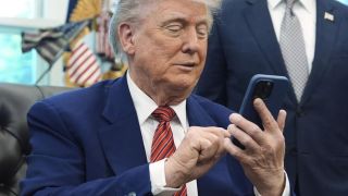 Kịch bản tồi tệ: Thuế quan của ông Trump có thể đẩy iPhone 17 Pro Max lên mức 70 triệu