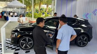 Nên mua xe xăng hay xe điện thời điểm này?