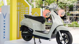 Giá xăng hôm nay 8/4: RON 95 gần chạm mốc 27.000/lít, dân tình đổ xô mua VinFast Evo đến 'cháy hàng'