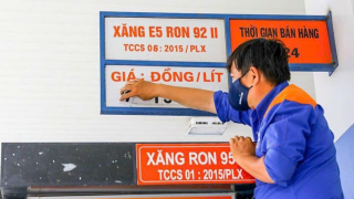Tại sao một số kỳ điều hành giá xăng dầu diễn ra lúc nửa đêm? Bộ Công thương lên tiếng