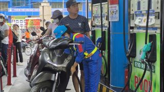 Giá xăng dầu trưa nay 13/4: RON 95 vẫn 'căng đét', có nên đổ xăng RON 92 cho Honda SH để tiết kiệm?