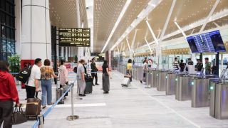 Giá vé máy bay dịp lễ 30/4 tăng vọt: Bay nội địa đắt ngang đi quốc tế, khách hàng ồ ạt ‘quay xe’