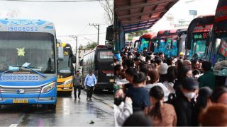 Giá xăng dầu neo cao, giá vé xe khách đồng loạt tăng, nhiều doanh nghiệp xin giảm chuyến ‘cắt lỗ’