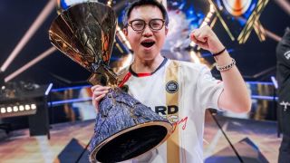 EDG KangKang: “Nhiều lúc tôi nghĩ bố mẹ mình còn hiểu trò chơi này hơn cả tôi”