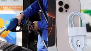 Giá xăng dầu chiều hôm nay 15/4: Giá xăng RON95, E5 RON92 cực rẻ, giá dầu diesel thấp nhất khu vực, giá iPhone 16 ra sao