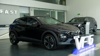 Giá xăng dầu mới nhất sáng 15/4: Ron 92, Ron 95 ‘rẻ như cho’, giá lăn bánh VinFast VF 6 cũng hạ sâu