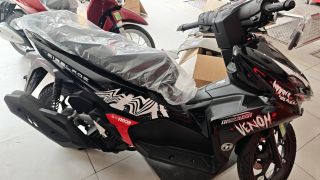 Tin xe hot 15/4: Giá xăng dầu hôm nay vừa giảm, Honda Air Blade phiên bản mới đã cập bến đại lý Việt