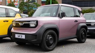 Giá xăng dầu chiều nay 15/4: RON 95, Diesel vừa giảm, ô tô điện lại được miễn phí trước bạ đến 2030?