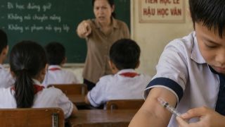Hiệu trưởng không tin nổi khi nghe tin học sinh lớp 3 bị phạt chích kim tiêm vào tay, hé lộ về nữ giáo viên