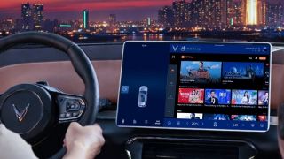 ‘Đặc quyền’ của chủ xe VinFast: Đi làm căng thẳng, lên xe có… người yêu làm trợ lý