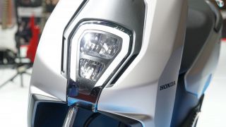 Giá xăng dầu hôm nay 17/4: RON92 và RON95 rẻ như rau, Honda liền mở bán xe máy mới không cần đổ xăng