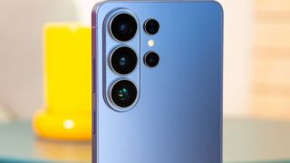 Giá xăng dầu Petrolimex hôm nay 17-4: Dầu Diesel giảm mạnh liền 3 phiên, xăng tăng nhẹ, giá điện thoại Samsung