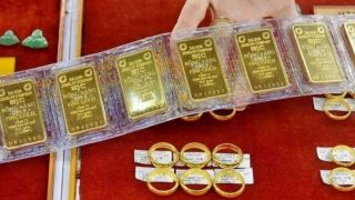 Giá vàng hôm nay 17/4: Vàng miếng SJC nhẫn trơn điều chỉnh mạnh, rủi ro tăng cao khi lệch giá kỷ lục