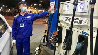 Giá xăng dầu trưa 17/4: Dầu ‘thủng đáy’, RON 92 và RON 95 ‘rẻ như cho’, bảng giá 'đầy bình' xe Mazda