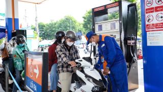 Giá xăng dầu sáng nay 19/4: RON 92, RON 95 rẻ giật mình, bảng giá đầy bình xe máy Honda tại Việt Nam