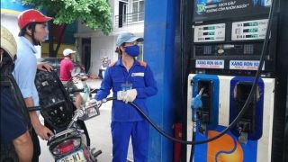Tin giá xăng dầu ‘hot’ tối 18/4: Đồng loạt về mốc 'rẻ như bèo', giá lăn bánh VinFast VF 3 bao nhiêu?