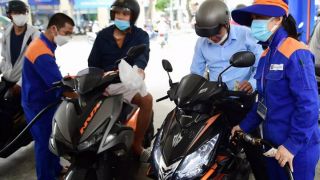 Giá xăng dầu sáng nay 20/4: RON92, RON95 rẻ như khoai, bảng giá đầy bình xe máy Yamaha tại Việt Nam