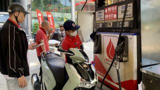 Tin xăng dầu tối 20/4: RON 92 và RON 95 'rẻ như cho', bơm đầy bình loạt xe máy Honda tốn bao nhiêu?