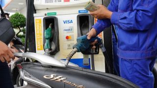 Giá xăng dầu sáng nay 21/4: RON 92 và RON 95 rẻ khó tin, bảng giá đầy bình xe máy Honda tại Việt Nam