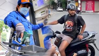 Giá xăng dầu mới nhất tối 20/4: RON 95 ‘rẻ bèo’, ‘siêu xe’ Xuân Son dùng mua bánh chuối đổ đầy bình hết bao nhiêu?