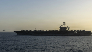 Mỹ bất ngờ xác nhận tàu sân bay tham gia phong tỏa cảng Iran, điều gì đang diễn ra ở Trung Đông?