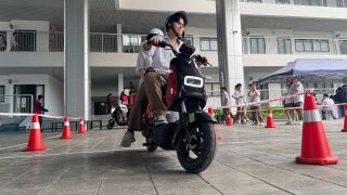 Học sinh Hà Nội thích thú lái thử xe máy điện VinFast, góp phần lan tỏa lối sống xanh