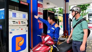 Giá xăng dầu 22/4: Dầu diesel đã giảm gần 20.000 đồng/L, RON 95 rẻ, giá lăn bánh Veloz Cross ra sao?