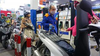 Giá xăng dầu sáng nay 23/4: RON92 và RON95 'rẻ hết nấc', bảng giá đầy bình xe máy Honda tại Việt Nam