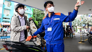 Giá xăng dầu hôm nay (tối 23/4): RON95 giảm từ đỉnh, dầu diesel giảm hơn 18.000 đồng, Bộ Công Thương công bố nguyên nhân