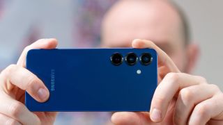 Giá Galaxy S25 cuối tháng 4: Rẻ hơn giá vàng, chưa bằng 1/2 giá iPhone 17 Pro Max ăn đứt iPhone 17e