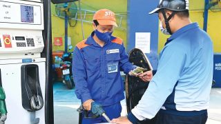 Giá xăng dầu sáng nay 24/4: RON92, RON95 'rơi thẳng đứng', bảng giá đầy bình xe máy Piaggio và Vespa