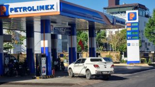 Giá xăng dầu trưa nay 23/4: Dầu diesel, xăng RON 92 và RON 95 'rẻ như rau', giá đầy bình ô tô Mazda