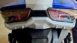 Suzuki chính thức ra mắt ‘huyền thoại côn tay’ siêu kinh điển: Thiết kế đẹp vượt thời gian, giá mềm