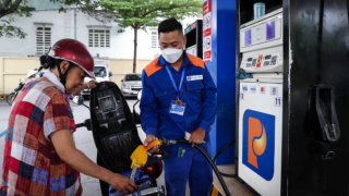 Giá xăng dầu hôm nay 23/4: Dầu diesel hạ gần 17.000 đồng/lít, áp dụng chính sách thuế mới với xăng dầu
