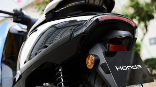 Giá xăng dầu chiều nay 24/4: RON95 giảm không phanh, Honda liền công bố xe máy mới không cần đổ xăng